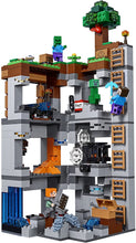 Load image into Gallery viewer, LEGO® Minecraft 21147 The Bedrock Adventures (644 pieces)