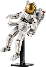 Load image into Gallery viewer, LEGO® Creator 31152 Space Astronaut (647 pieces)